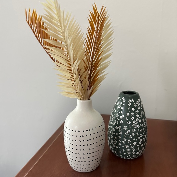 2 Decorative Vases with plastic foliage. - Picture 1 of 3